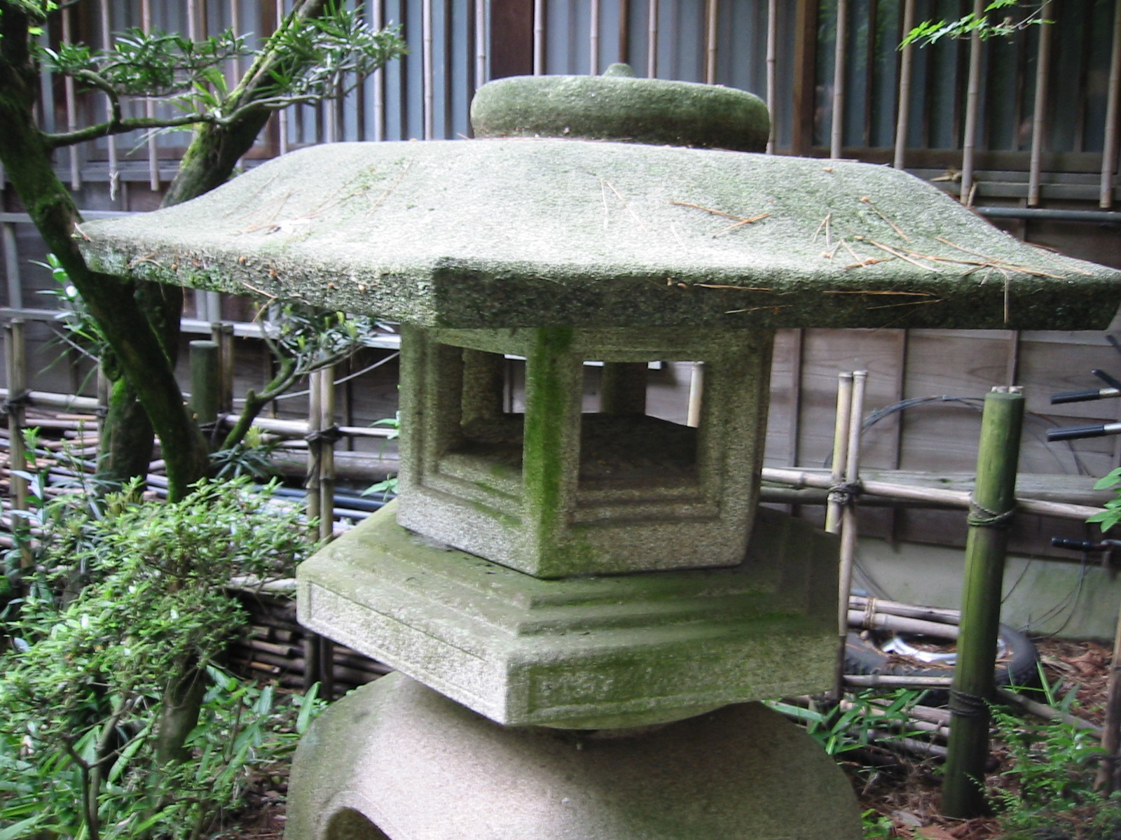 GyokusenenStoneLantern2.jpg